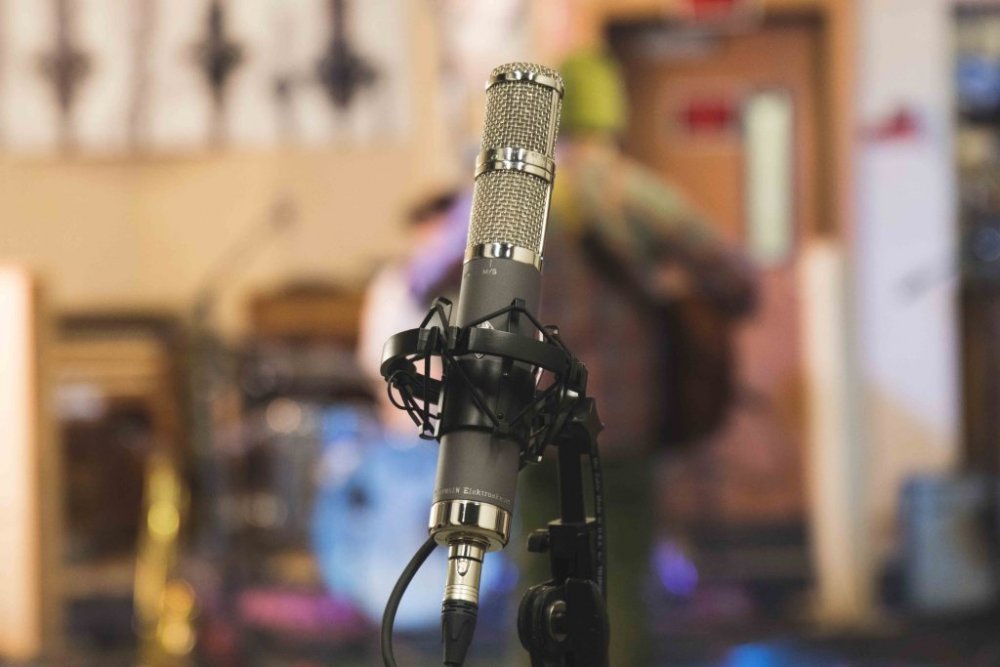 TELEFUNKEN C12 - side view